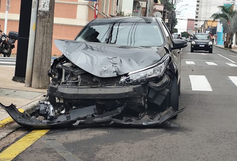 Corola tem frente destruída após colisão no centro de São Carlos