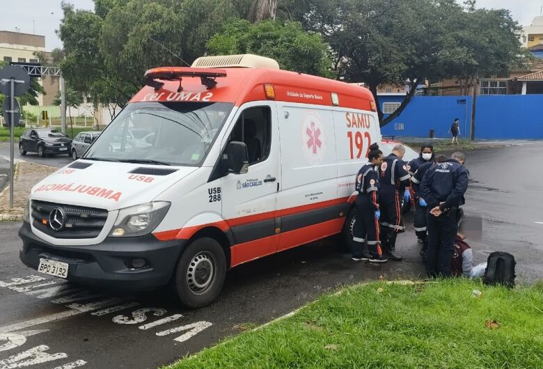 Motociclista é arremessado à distância após colisão na região da USP