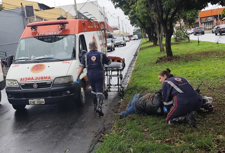 Motociclista sofre queda ao passar sobre mancha de óleo