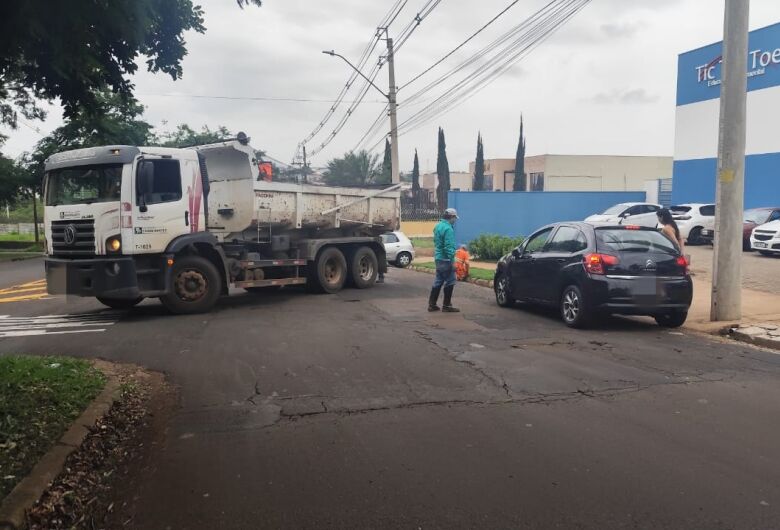 Veículo atinge caminhão na região do Shopping Iguatemi