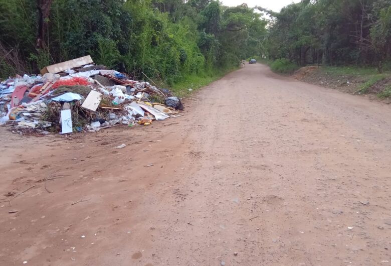 “Montanha” de lixo vira “cartão de visitas” no Aracê de Santo Antônio