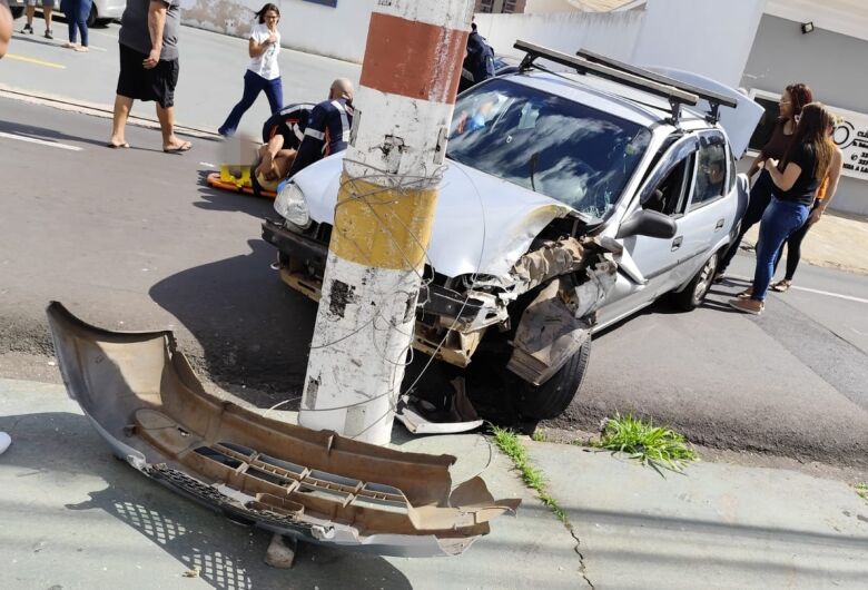 Motorista passa mal e carro colide em poste no centro de São Carlos