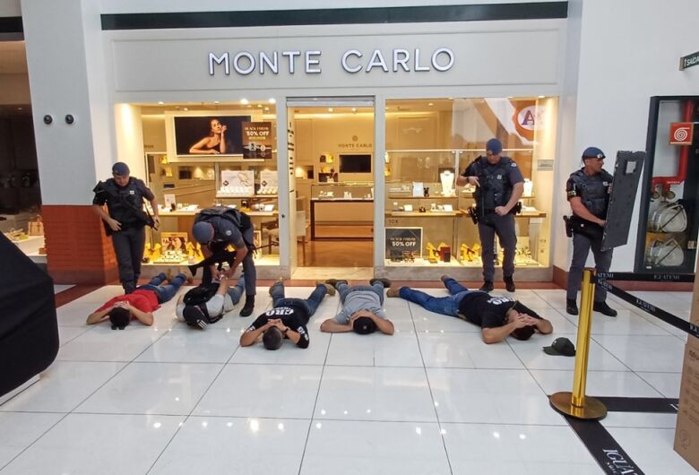 Polícia Militar realiza treinamento em shopping para combater crimes ultraviolentos; veja fotos