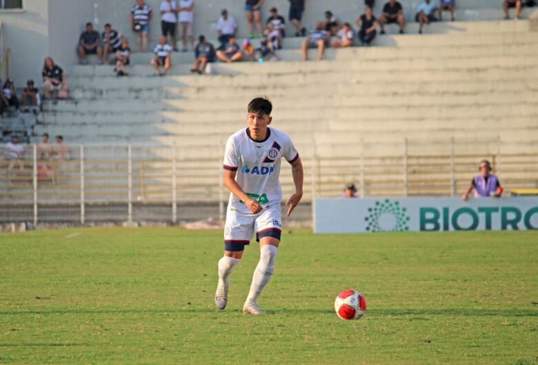 Mateus Petri renova e fica no Grêmio São-carlense