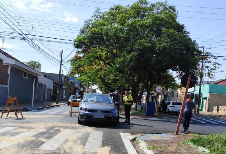 Veículos colidem em cruzamento na Vila Prado