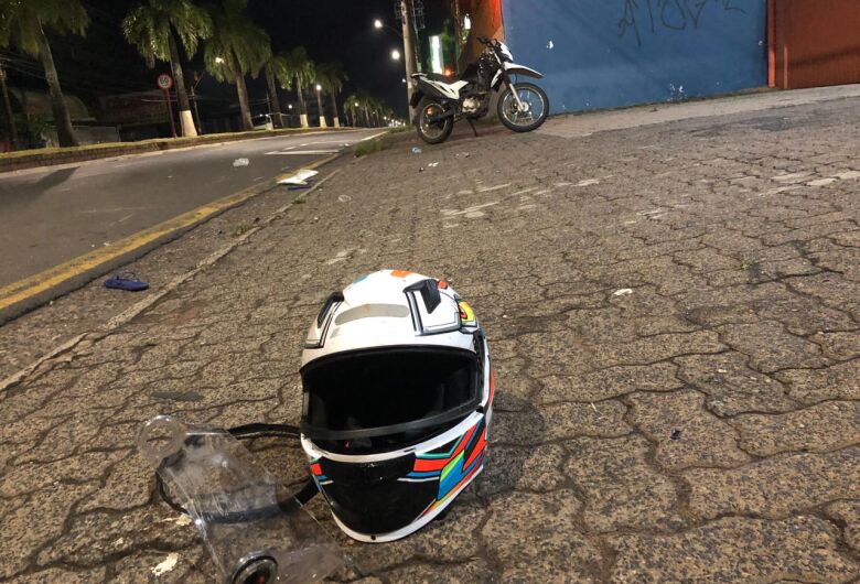 Motociclista sofre acidente grave ao colidir contra poste na Getúlio Vargas 