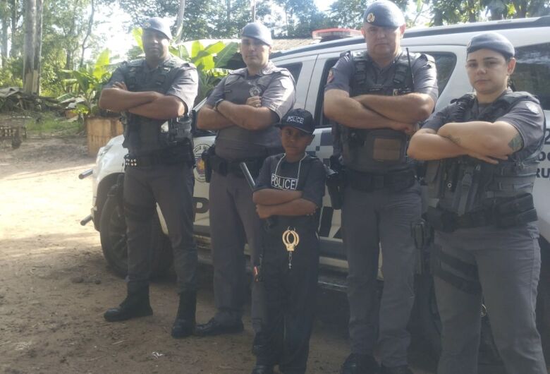 Polícia Militar faz visita surpresa em festa de aniversário de garoto de 7 anos em São Carlos