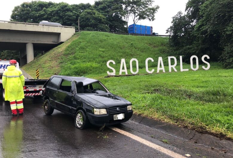 Fiat Uno capota após aquaplanagem na Washington Luís
