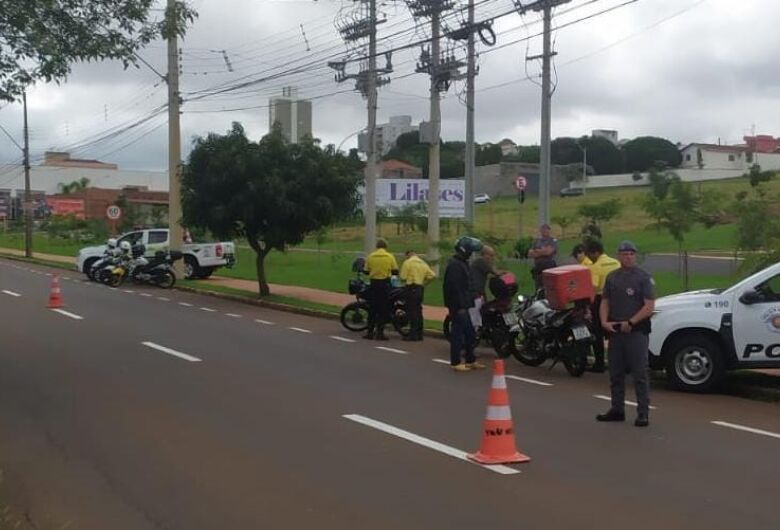 Operação de Trânsito na Avenida Alfredo Maffei resulta em 7 autuações