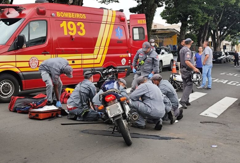 Colisão entre carro e moto deixa motociclista ferido em São Carlos