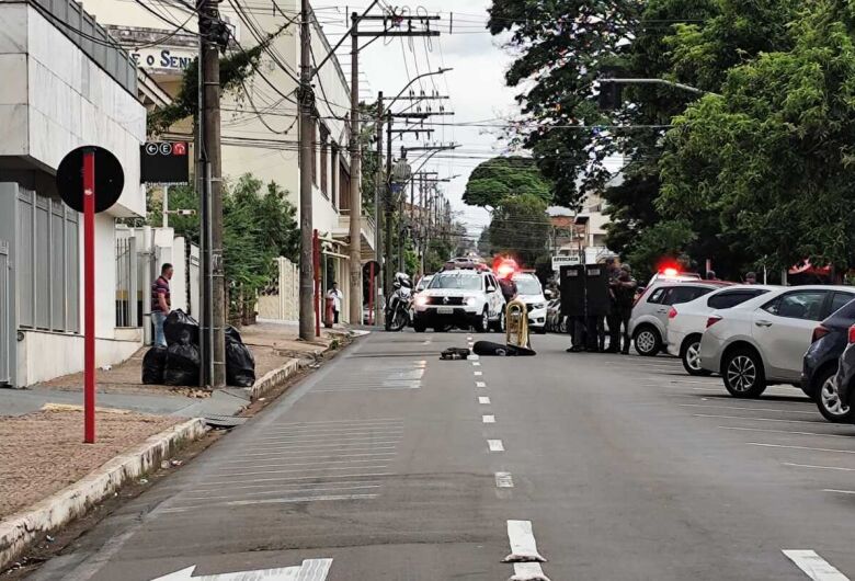 Polícia Militar negocia rendição de homem armado no Centro de São Carlos

