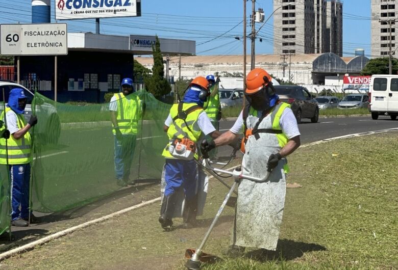 Nova empresa contratada pela Prefeitura inicia limpeza na Getúlio Vargas 