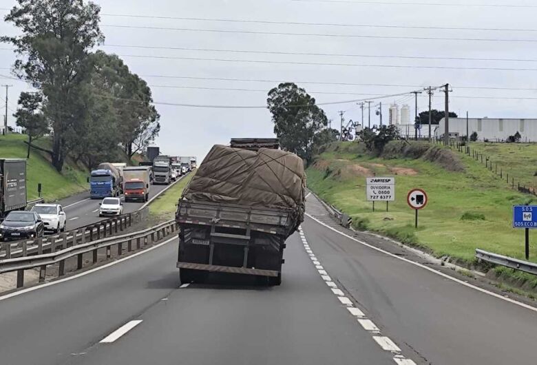 Caminhão é flagrado transitando de forma perigosa na Rodovia Washington Luís