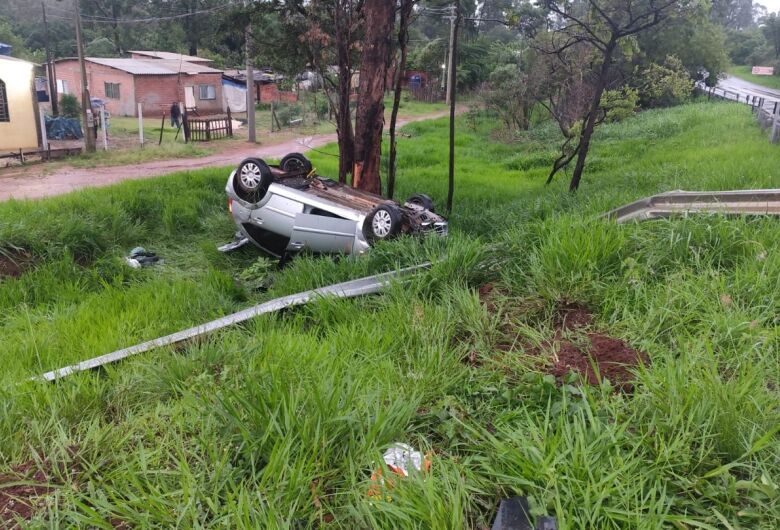 Carro capota na estrada do Broa 