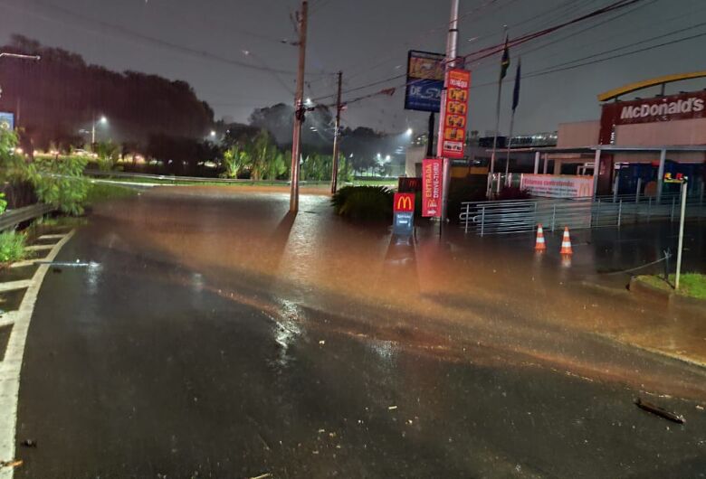 Chuva forte causa transtornos em São Carlos, mas córregos não transbordam