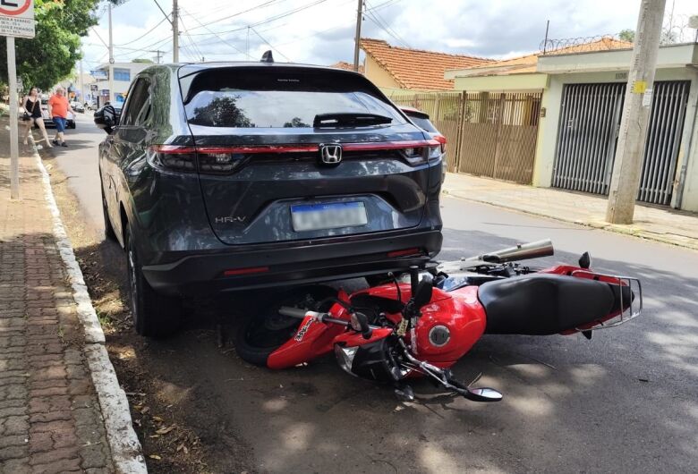 Motoqueiro sofre acidente na Avenida Teixeira de Barros causado por fio derrubado por caminhão