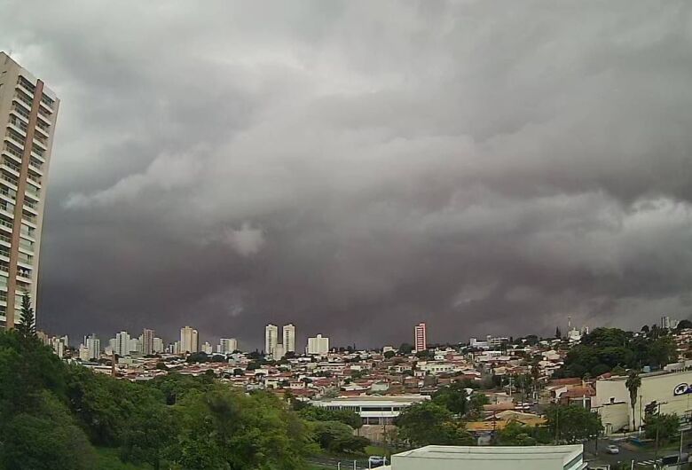 Tempo fecha e pode chover forte nos próximos minutos em São Carlos