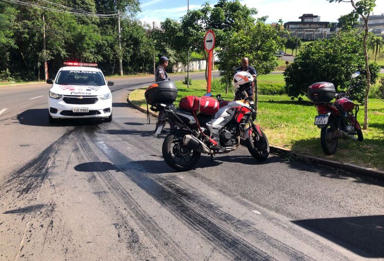 Dois motociclistas sofrem acidente ao escorregar em óleo na rotatória do shopping