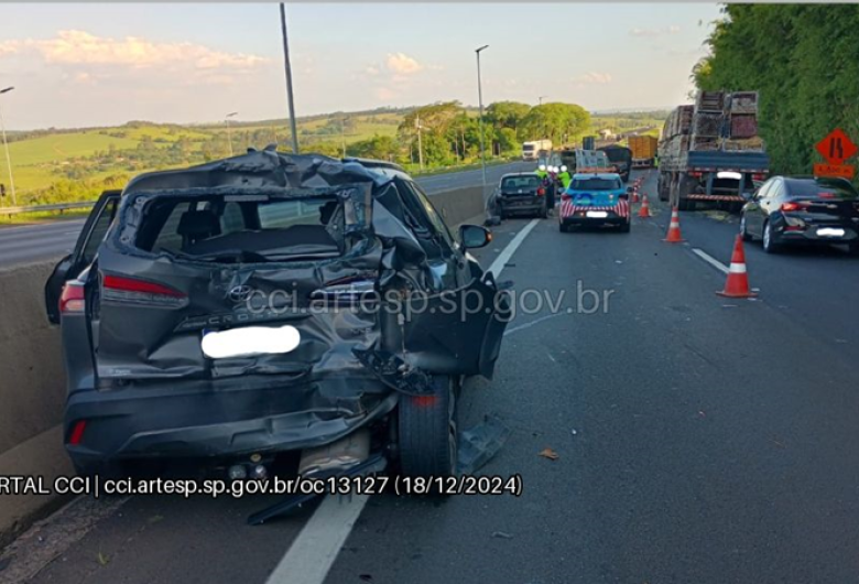 Caminhão perde o freio e provoca acidente com seis veículos na Washintgon Luís