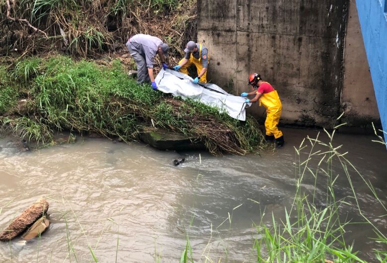 Polícia identifica homem que morreu após pular em córrego em São Carlos