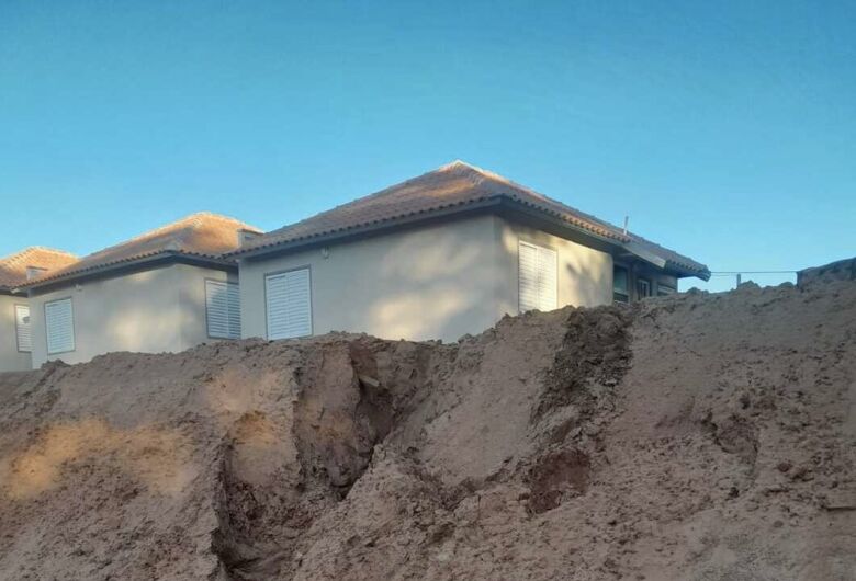 Moradores do Ipê Mirim temem desmoronamento das casas