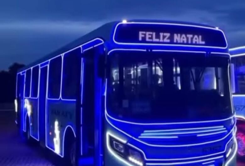 Paraty leva a magia do Natal com ônibus iluminados 