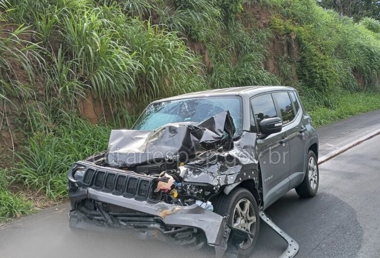 Condutor colide em traseira de carreta ao mudar de faixa