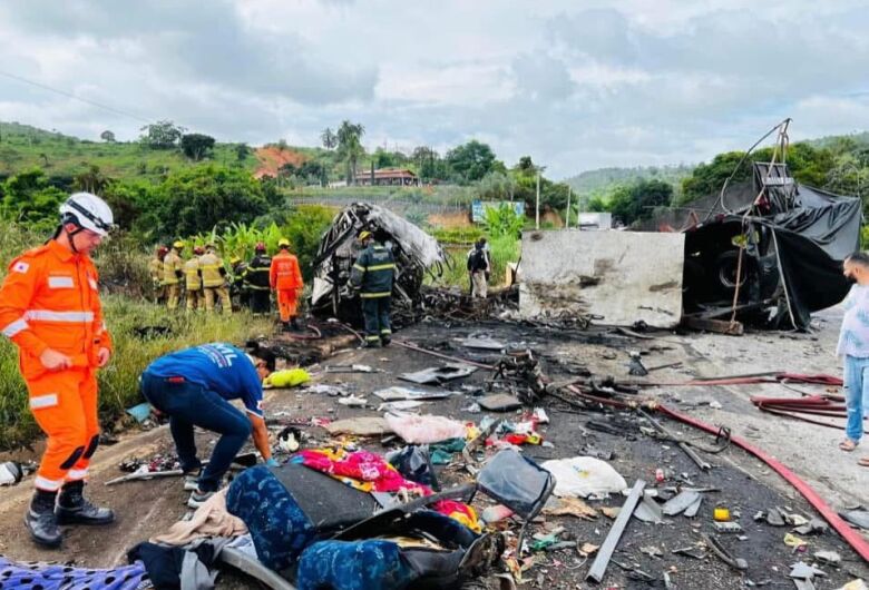 Acidente com ônibus que saiu de São Paulo deixa 38 mortos em MG