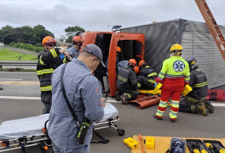 Caminhão-baú tomba na SP-310, em São Carlos