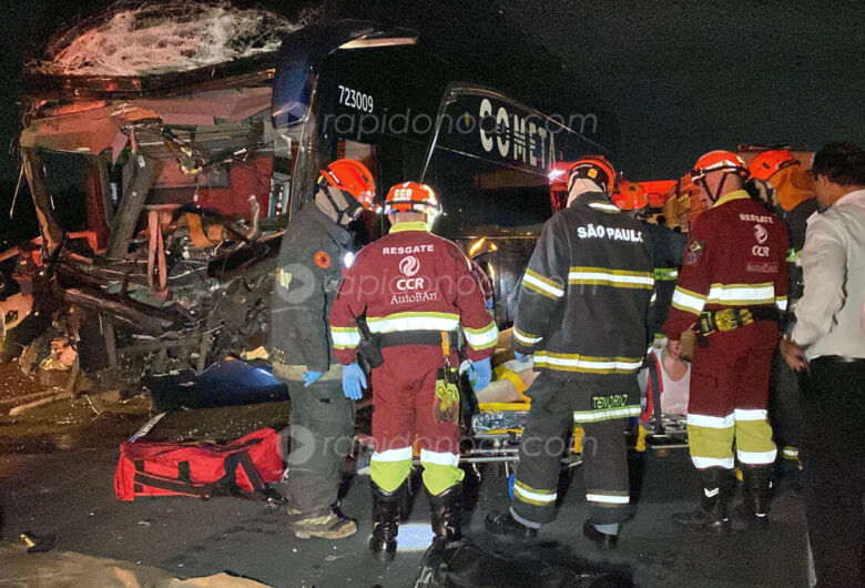 Acidente entre ônibus da Cometa e carreta deixa dois feridos