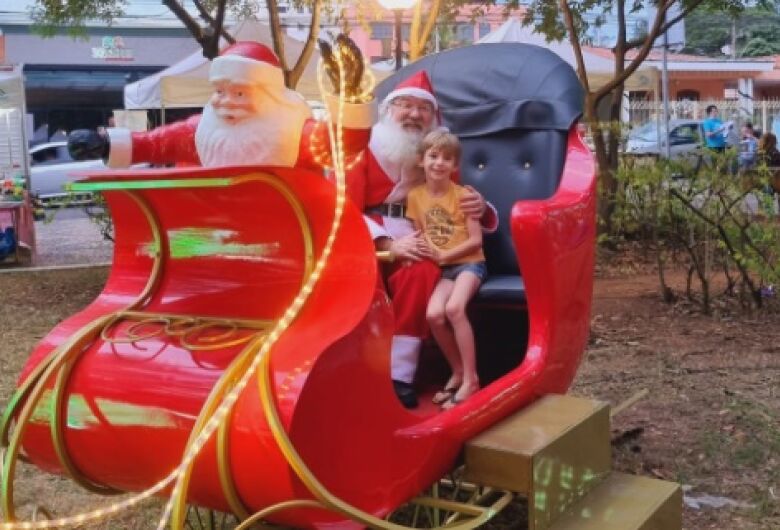 Feira de Economia Solidária da Praça XV inaugura decoração de Natal neste domingo