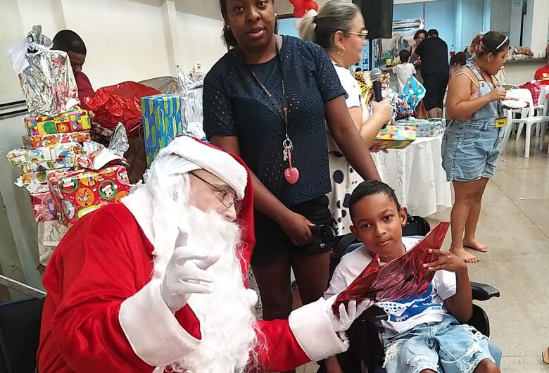 Papai Noel cadeirante presenteia mais de 300 crianças em São Carlos