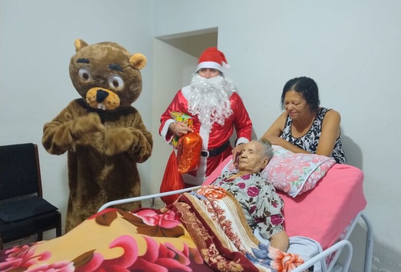 Papai Noel itinerante da ONG MID encerra visitas a 45 casas em São Carlos