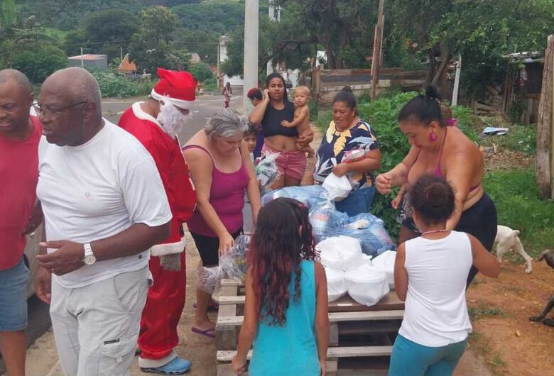 Papai Noel do Fagá distribui presentes e refeições para famílias carentes