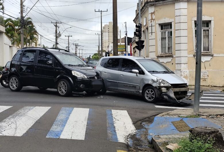 Acidente no centro causa danos em dois veículos