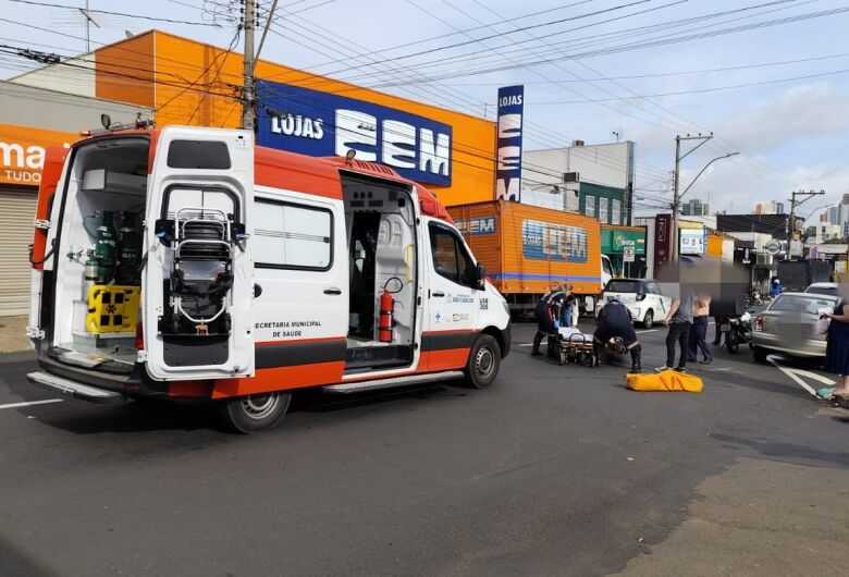 Motociclista sofre fraturas após colisão traseira na Avenida São Carlos