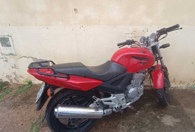 Moto furtada no centro é abandonada no Jardim Zavaglia