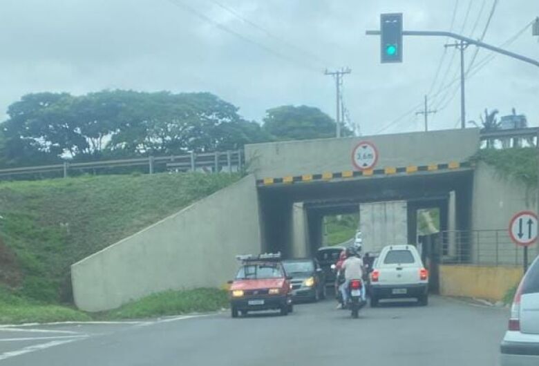 Caminhão ‘enrosca’ no pontilhão na Av. Capitão Luís Brandão