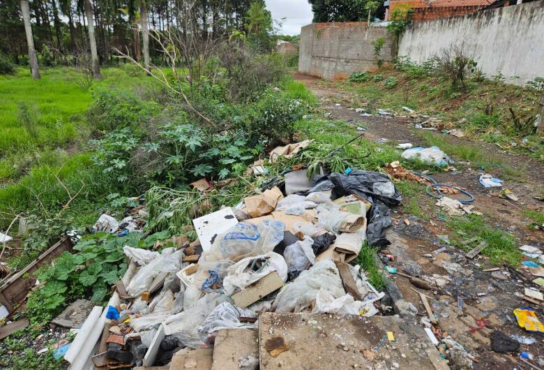 Terreno abandonado vira depósito de lixo e revolta moradores no Jockey Club