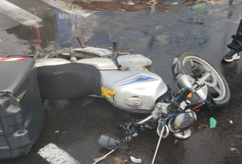 Óleo no Centro causa queda e motociclistas devem ter cautela