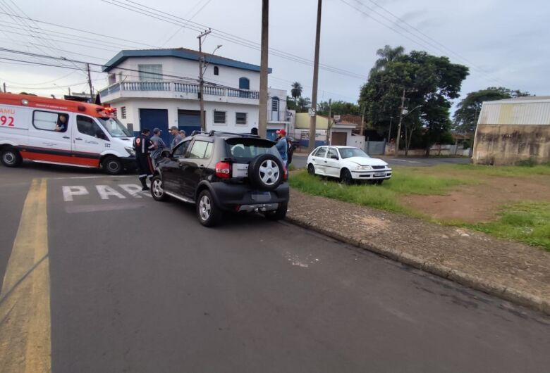 Dois carros se envolvem em acidente na Vila Jacobucci