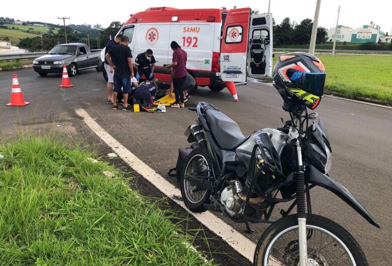 Jovem fica ferida em acidente na rotatória da Getúlio Vargas 