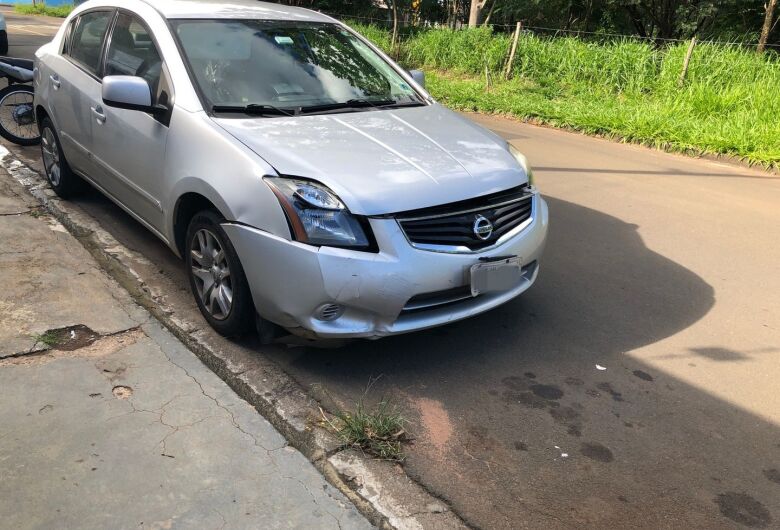 Motorista avança pare e atinge motociclista no Jardim Embaré