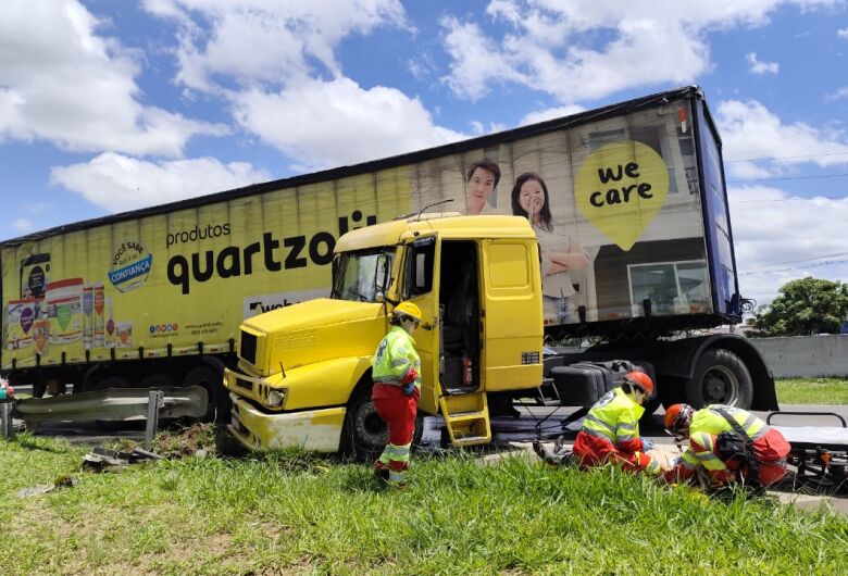 Carreta colide em guardrail e fica em "L" na SP-310, em São Carlos