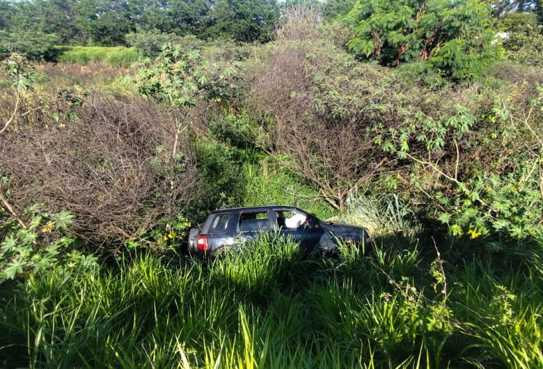 Carro cai em ribanceira no Parque Novo Mundo