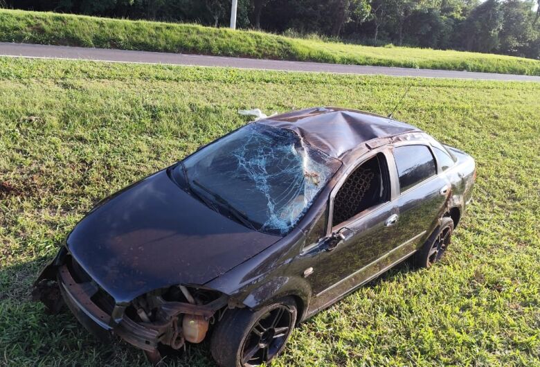 Motorista é fechado e carro capota na SP-310, em São Carlos