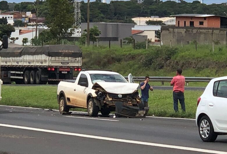 Picape colide na traseira de caminhonete na SP-310, em São Carlos