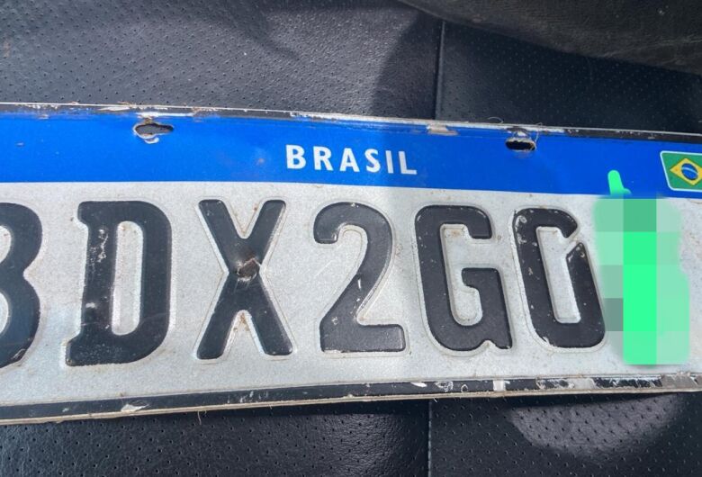 Placas são encontradas na Rotatória do Cristo