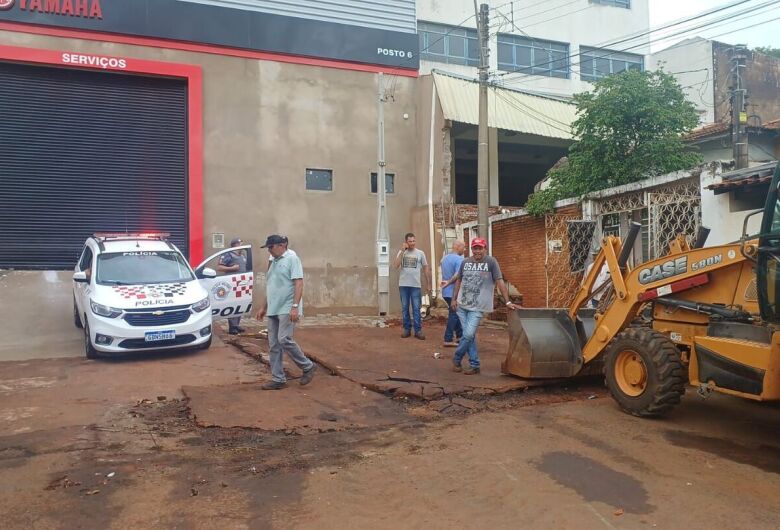 Prefeitura recupera e limpa áreas atingidas pela chuva