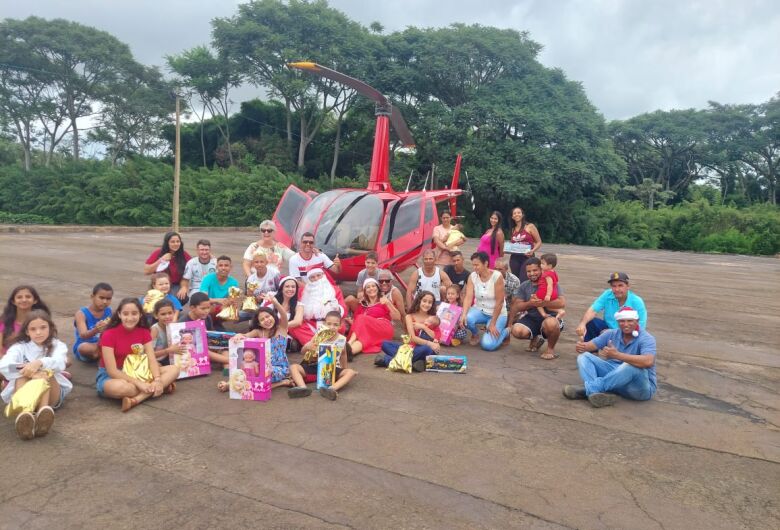 Papai Noel chega de helicóptero em colônia de moradores em Descalvado